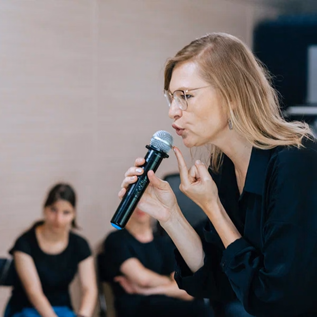 Упражнение на технику речи с микрофоном
